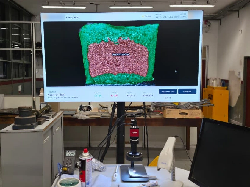 Fotografía real de Charpy Vision en el laboratorio, con detección de zonas de fractura en pantalla